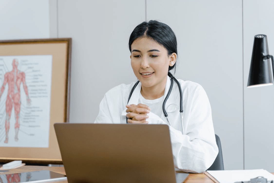 Doctor helping a patient online